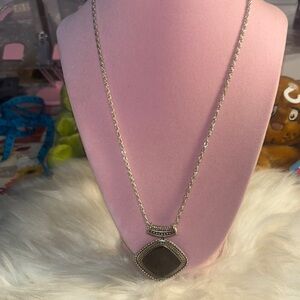 GUC! Elegant Silver tone Pendant Necklace